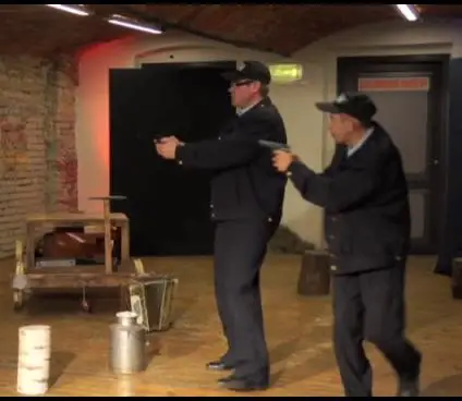 Viliainen käed üles